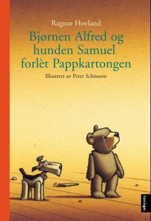 Bjørnen Alfred og hunden Samuel forlèt pappkartongen: m